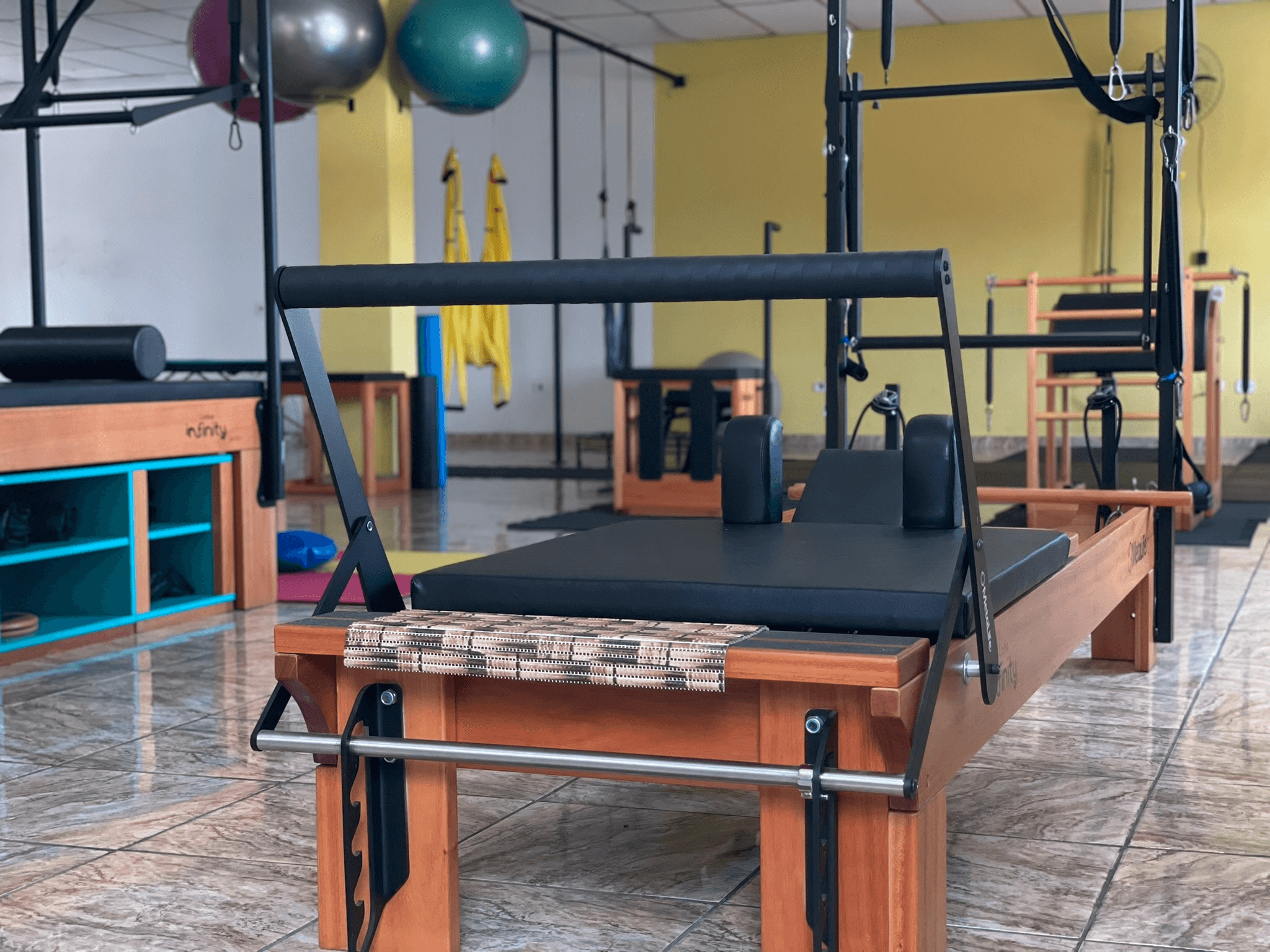Aparelho de pilates específico para exercícios de perna