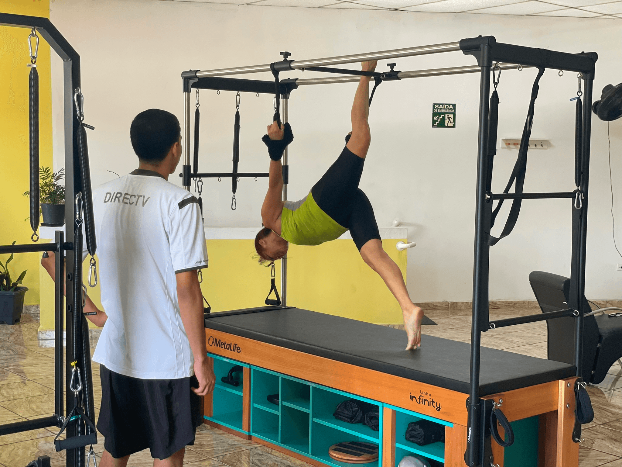 Instrutora ensinando exercício de pilates