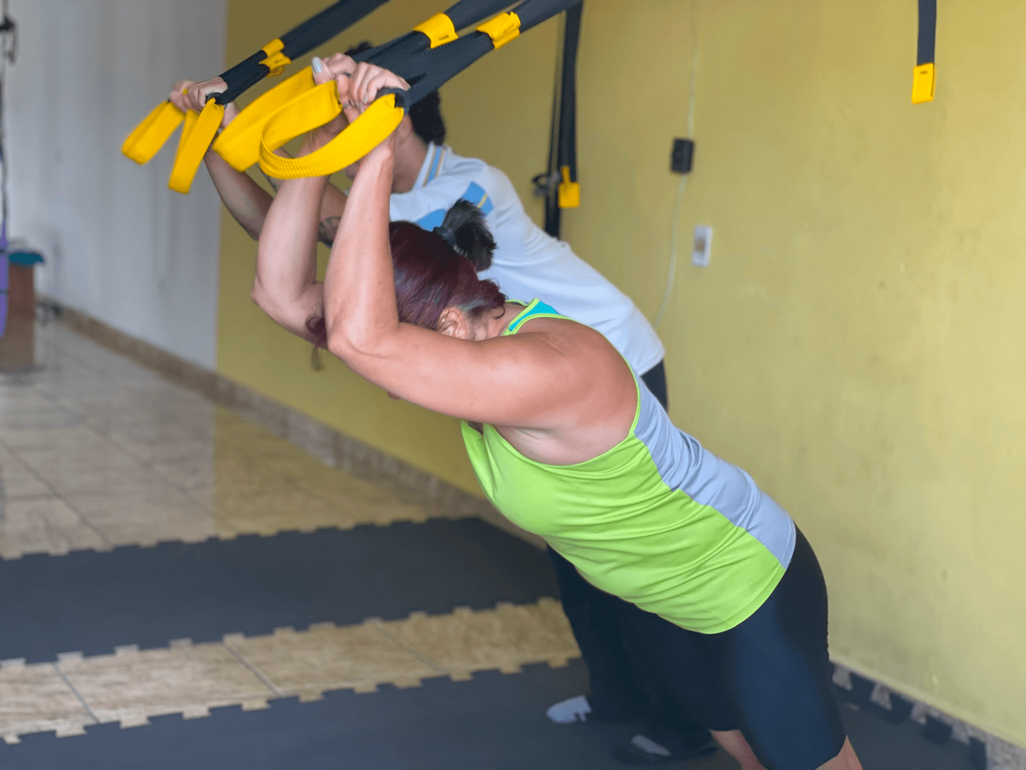 Fisioterapeuta treinando exercícios com cliente
