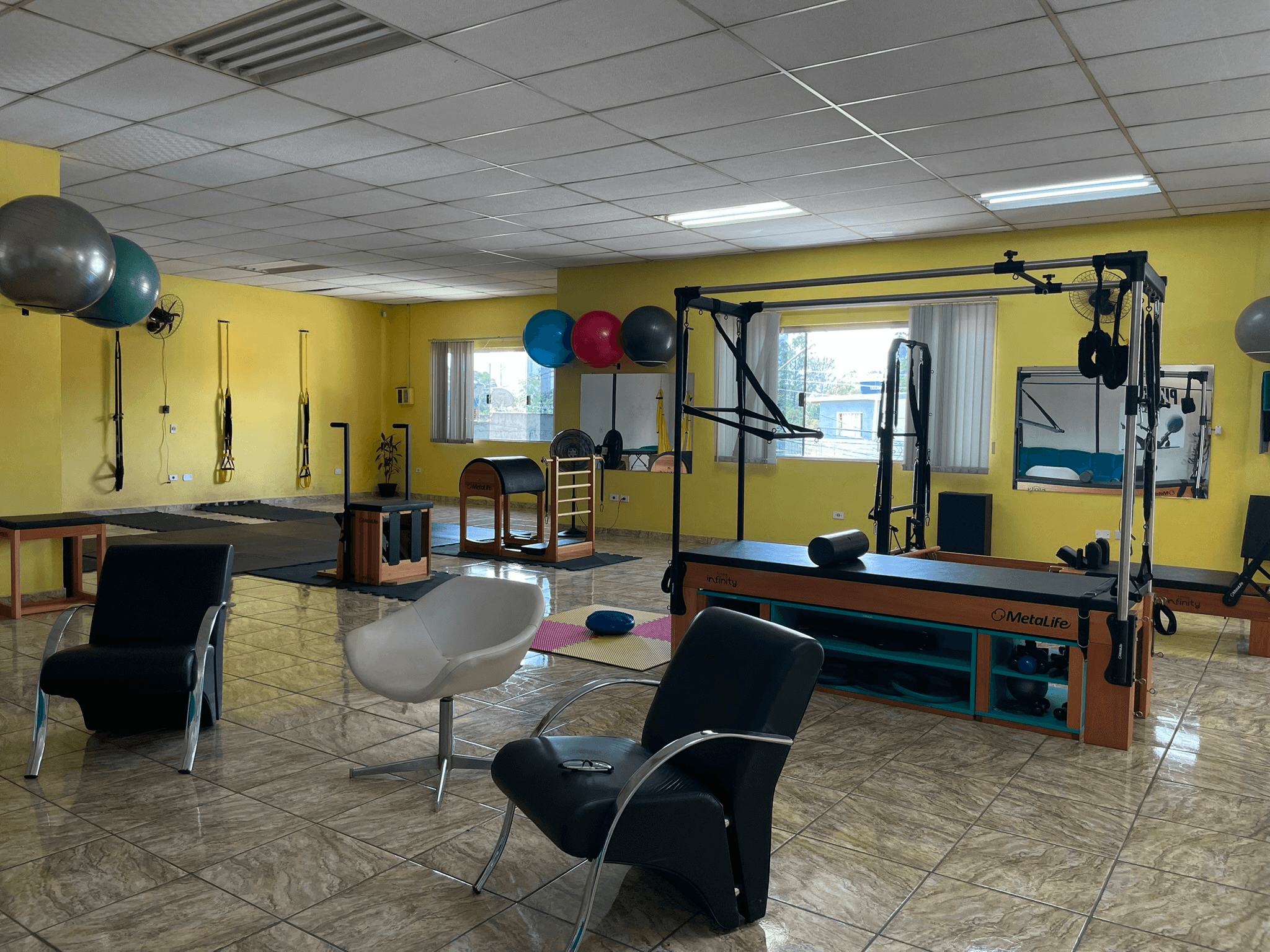 Foto geral do estúdio mostrando os aparelhos e ambiente